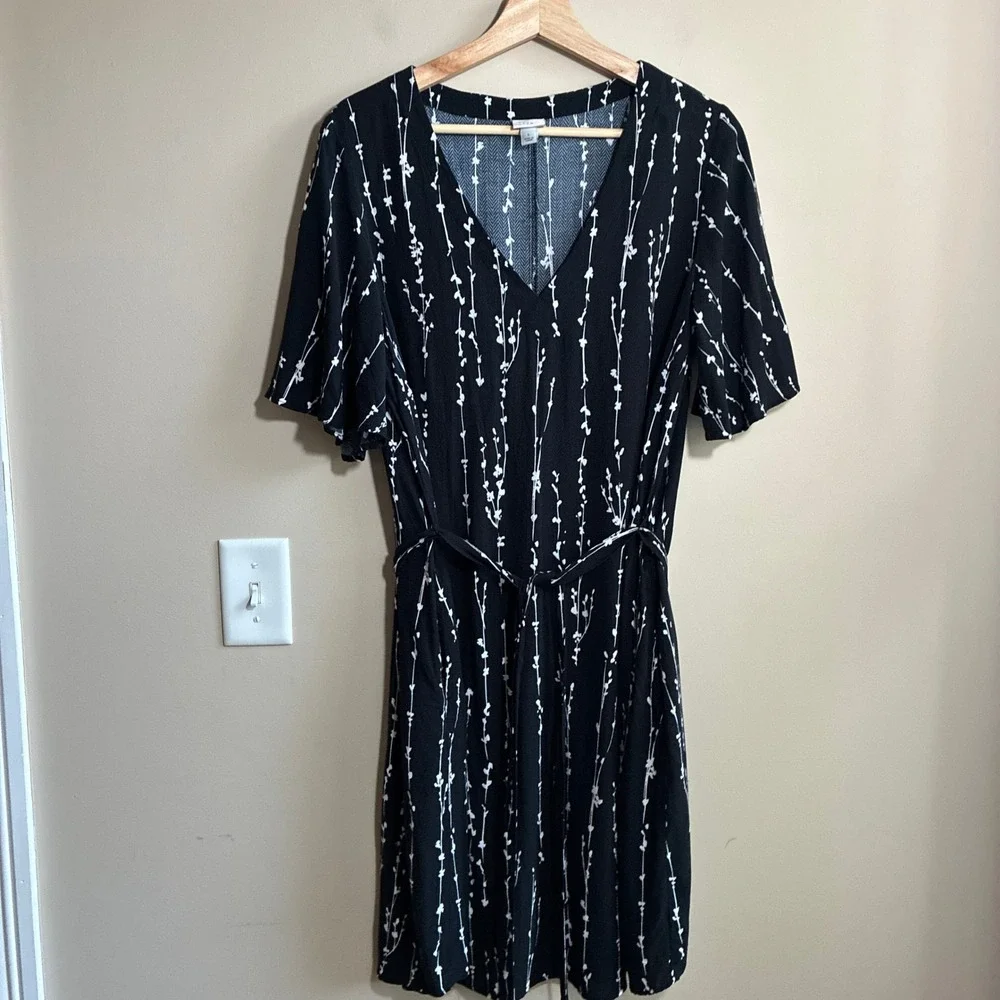 A New Day Floral Flutter Sleeve Dress L Black Womens Rayon V-Neck Tie Waist
